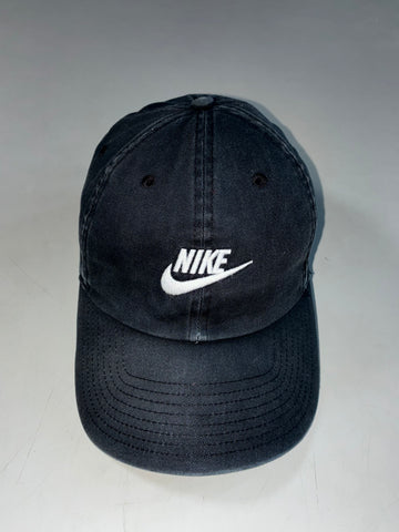 Nike Heritage86 Futura Washed Black Cap – White Embroidered Logo (Adjustable)
