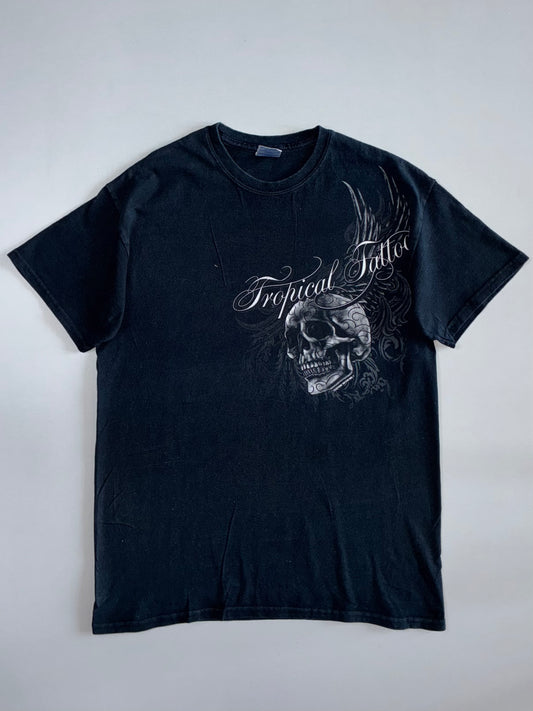 Tropical Tattoo Skull Wing Script Graphic T-Shirt Black (M)