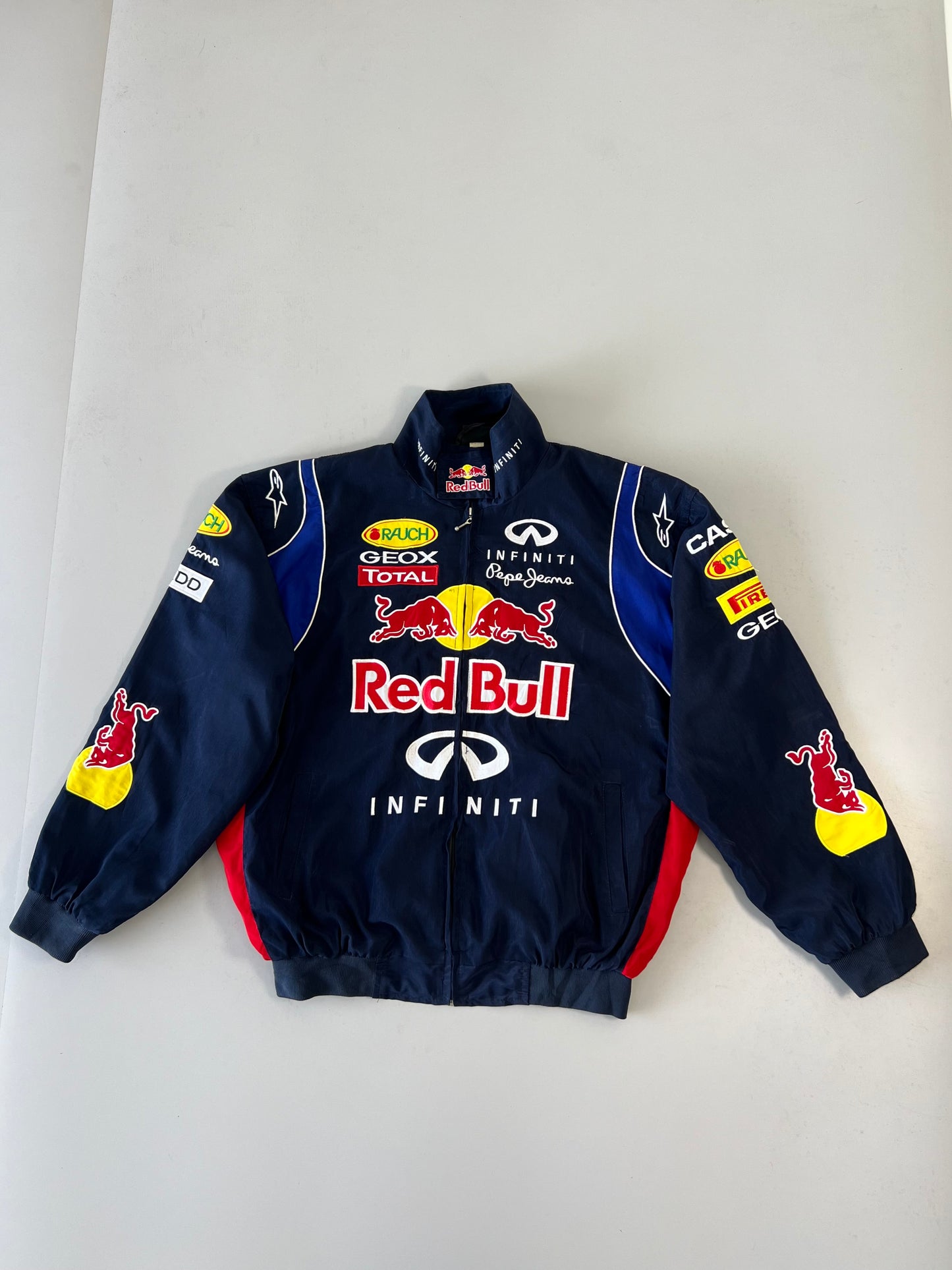 !                                                                                                                                                                                                Vintage Redbull F1 Infinity Racing Jacket (RARE FIND) (XL/2XL)