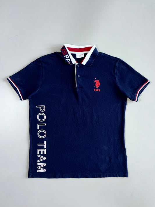 U.S. Polo Assn. USPA Polo Team Vertical Text Navy Blue Red White Tipped Collar Pique Cotton Polo T-Shirt (M)