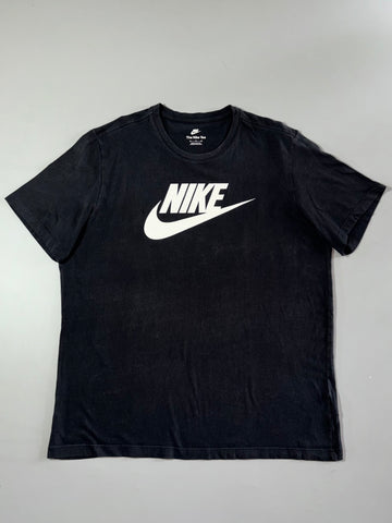 Nike Futura Logo Tee – Black Classic Crewneck (2XL)