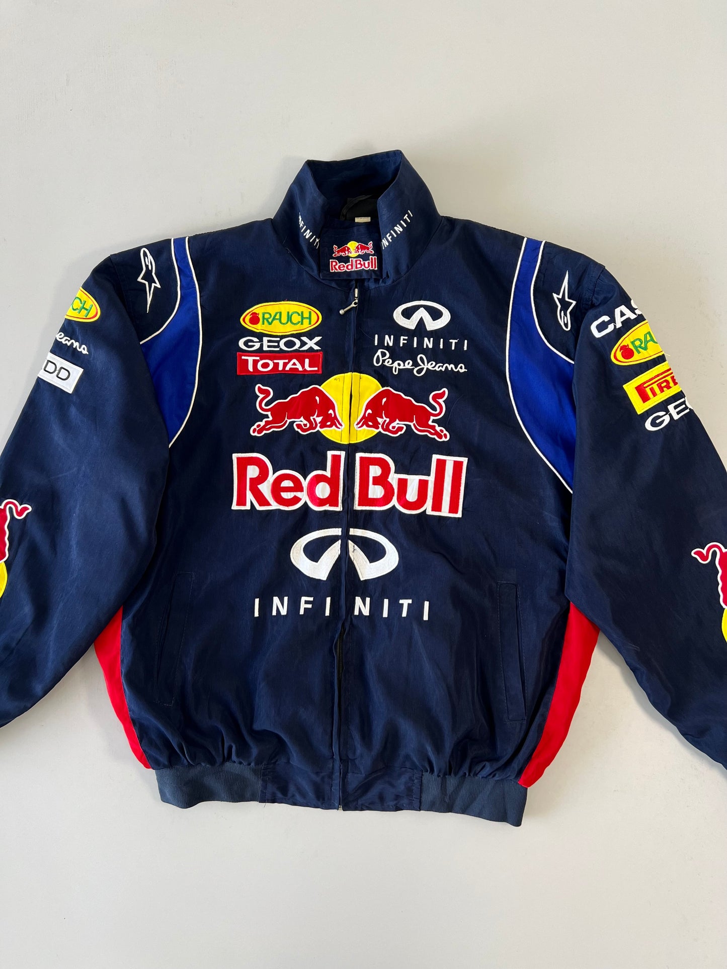 !                                                                                                                                                                                                Vintage Redbull F1 Infinity Racing Jacket (RARE FIND) (XL/2XL)