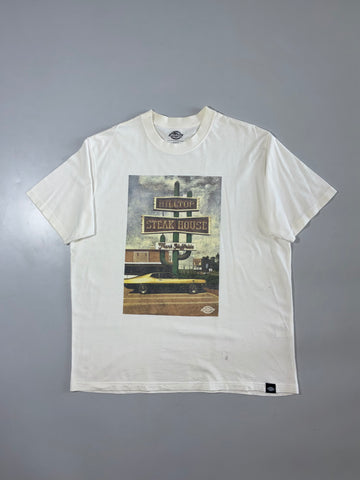 Dickies | Hilltop Steak House Graphic Tee White | (XL)
