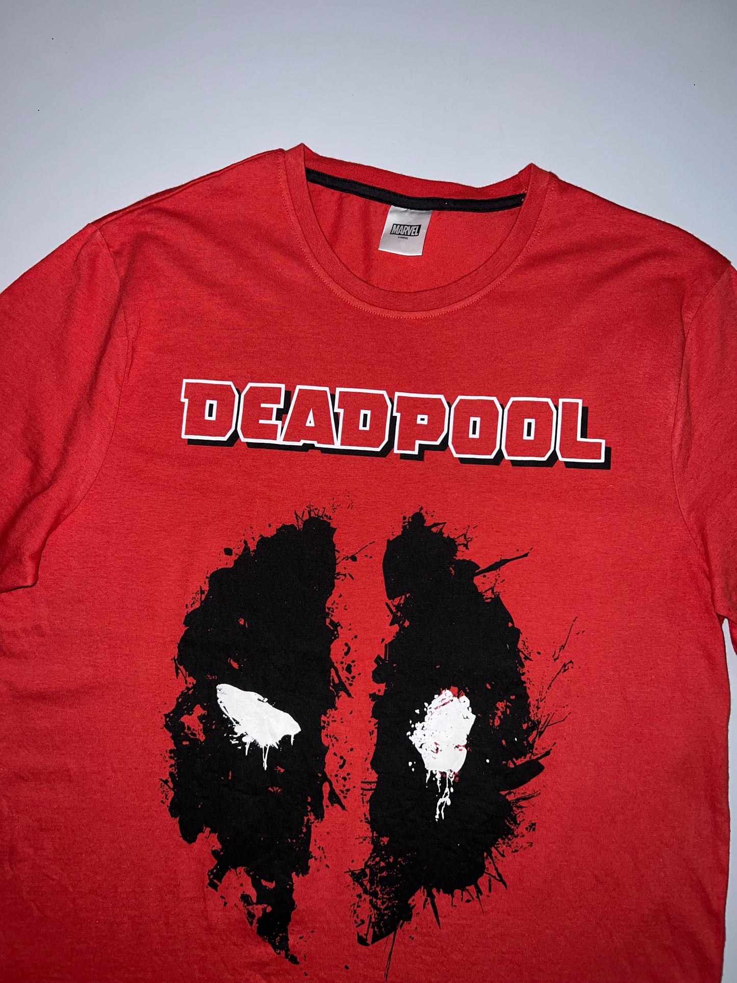 !                        Marvel Authentic Deadpool tee size - (M/L)