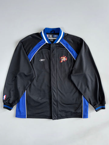 Vintage Reebok Philadelphia 76ers NBA Team Jacket – Black & Royal Blue (2XL)
