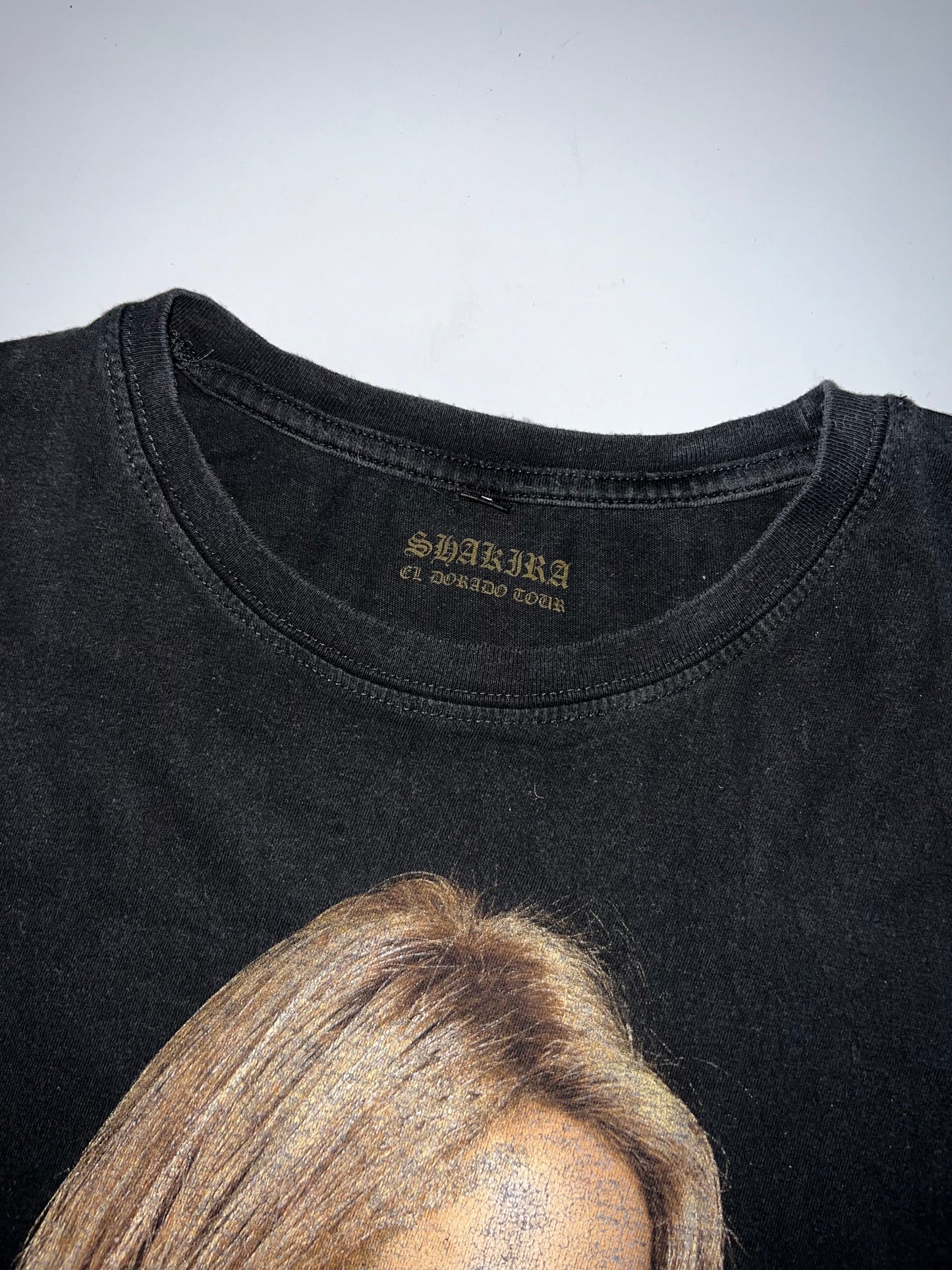 !                      Shakira Authentic tee Size -(L)