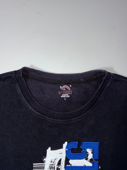 5th Street Graphic Long Sleeve Tee – Black (L)