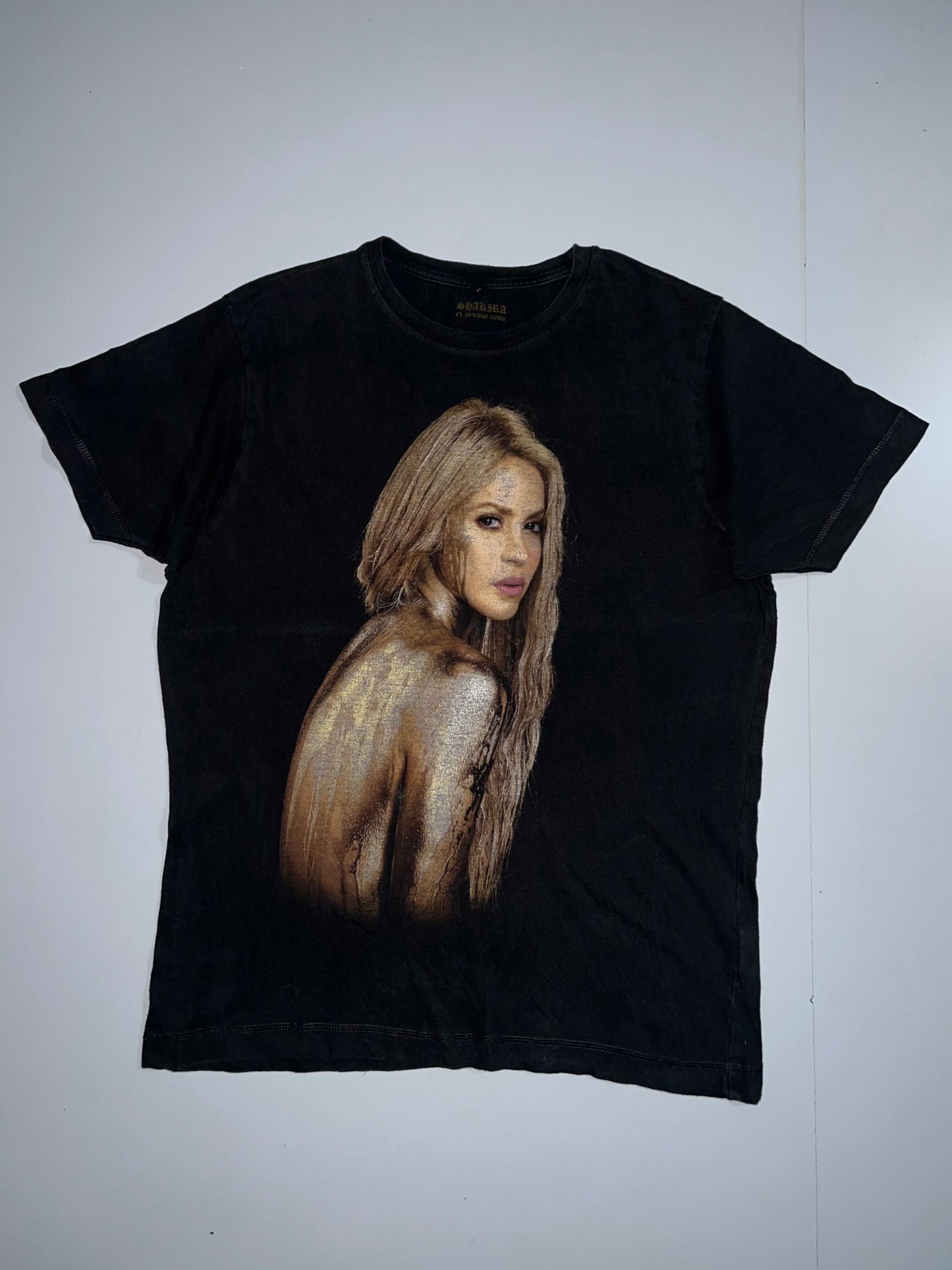 !                      Shakira Authentic tee Size -(L)
