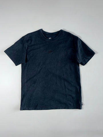 Nike | Premium Essentials Embroidered Logo Tee Black | (L)
