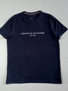 Tommy Hilfiger Navy Est. 1985 Logo Tee – (L)