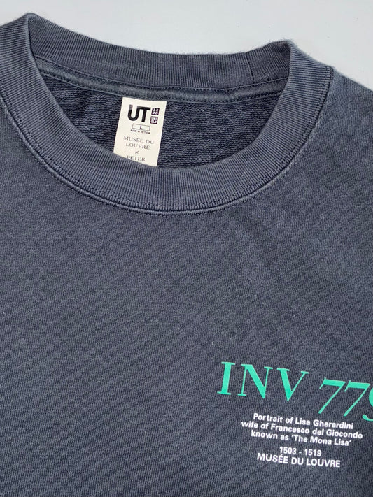 Uniqlo UT x Musée du Louvre Mona Lisa “INV 779” Graphic Crewneck Sweatshirt (L)