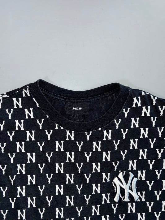 MLB New York Yankees NY Monogram All-Over Print Oversized Black T-Shirt (M)