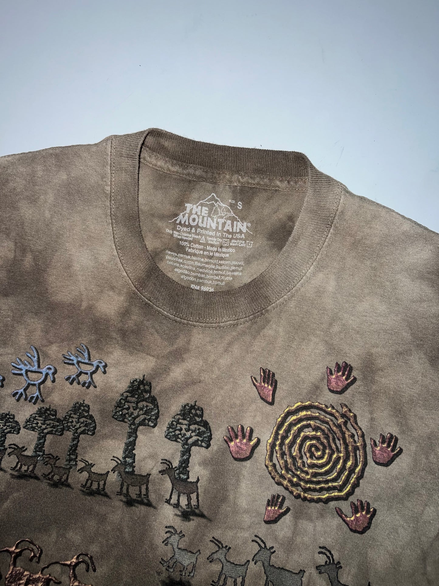 !                                       The Mountain (RARE) Tee (M)