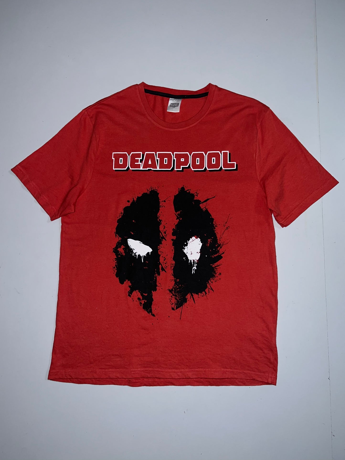 !                        Marvel Authentic Deadpool tee size - (M/L)