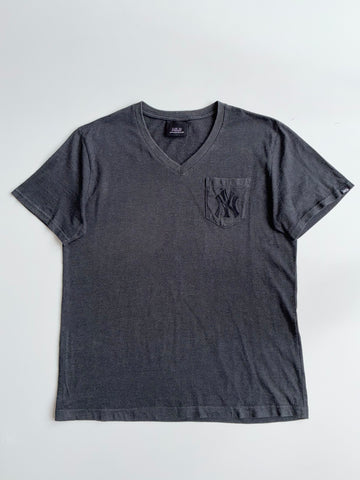 MLB New York Yankees V-Neck Pocket Tee – Tonal Embroidered Logo(L/XL)