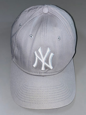 NY Yankees Cap – Grey New Era 9FORTY (Adjustable)