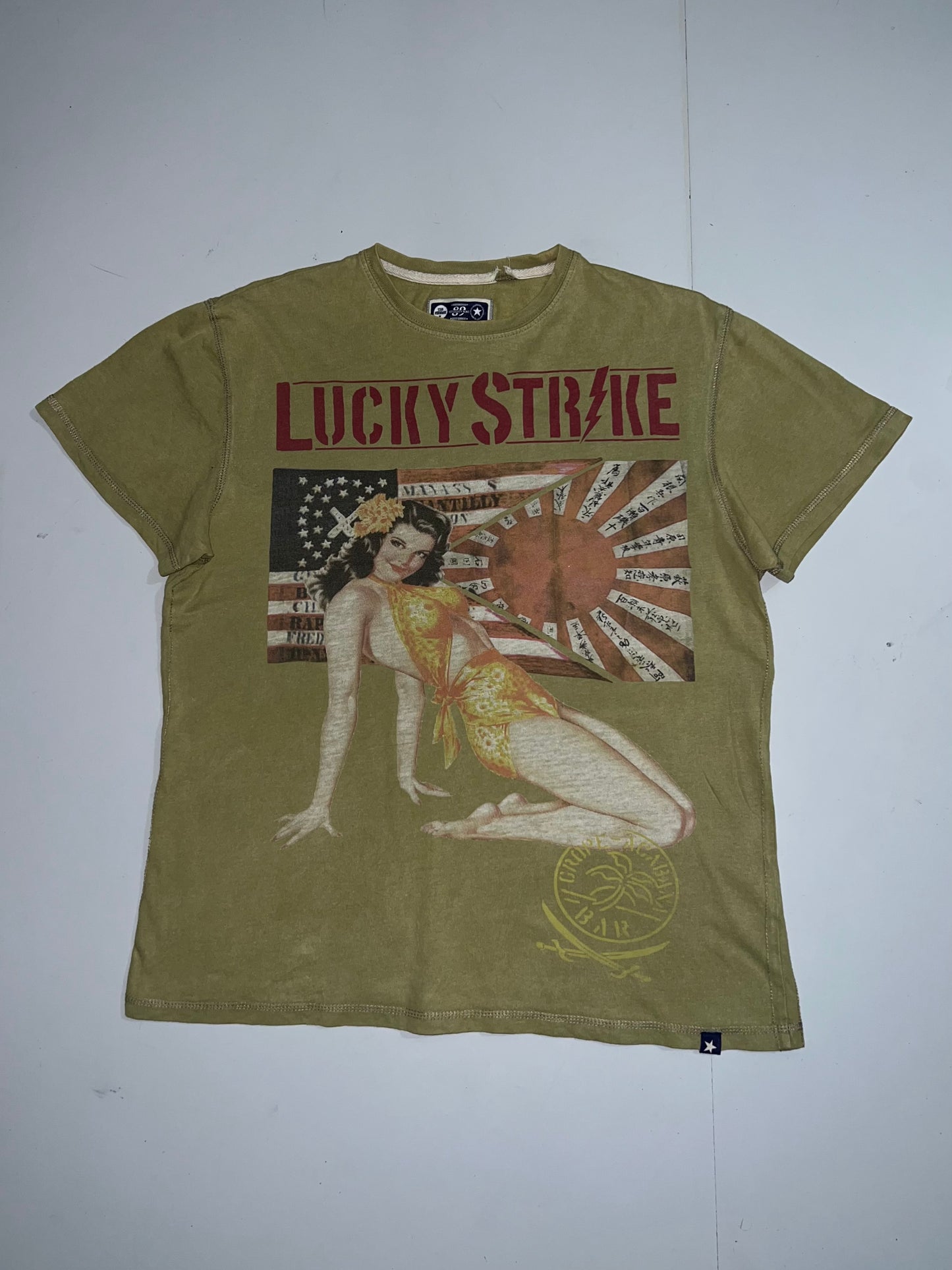 !                                                                        Rare Joe Browns Lucky strike Pin up tee (M)  (RARE FIND)