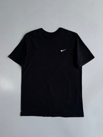 Nike Embroidered Swoosh T-Shirt – Black, Athletic Cut (M)