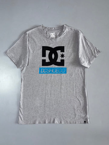 DC Shoe Co Grey Graphic Logo T-Shirt – Size (M/L)