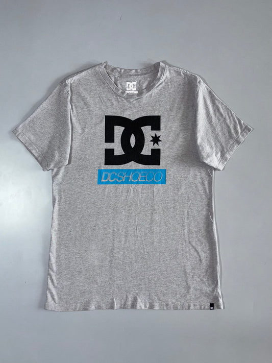 DC Shoe Co Grey Graphic Logo T-Shirt – Size (M/L)