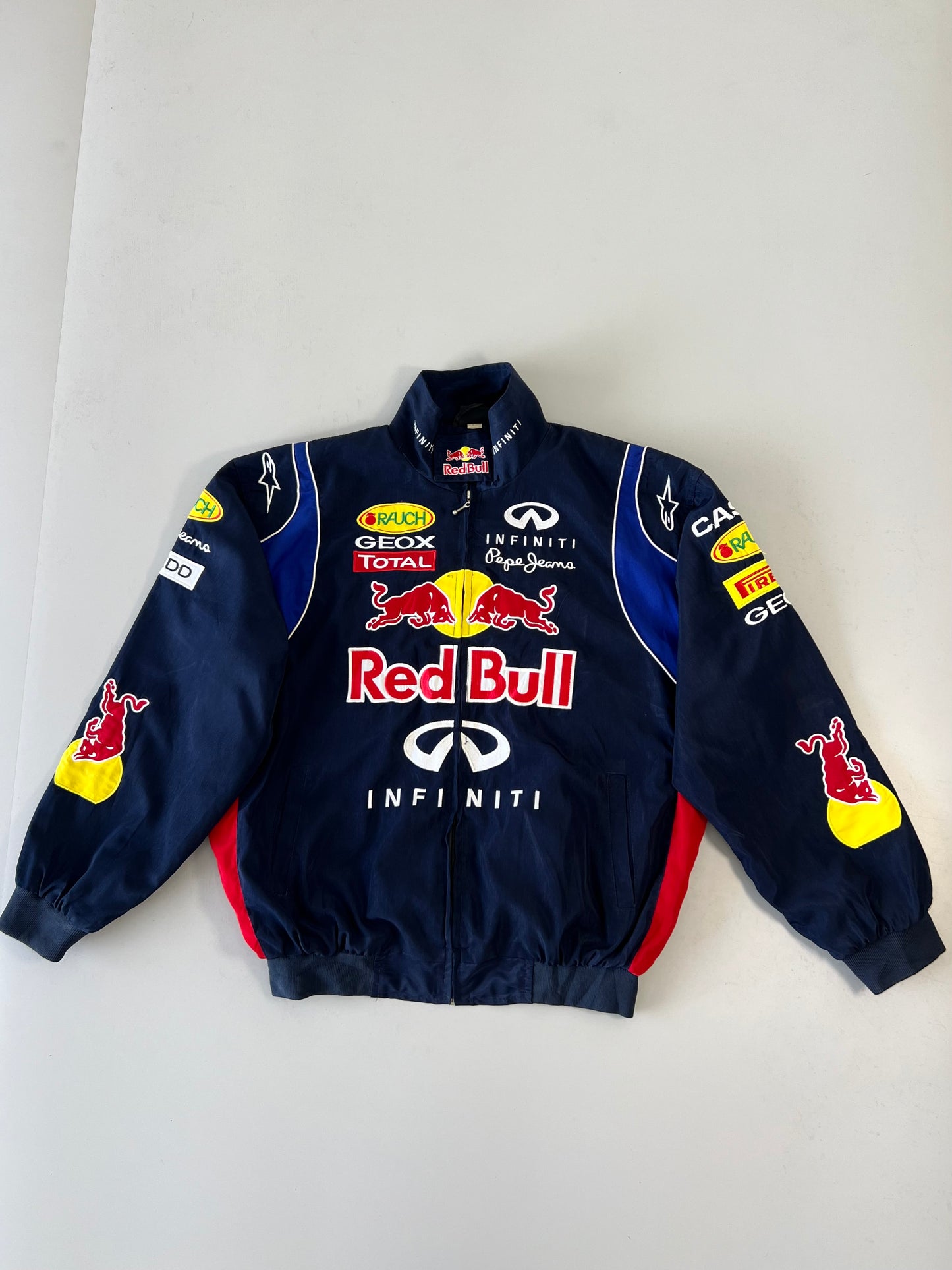 !                                                                                                                                                                                                Vintage Redbull F1 Infinity Racing Jacket (RARE FIND) (XL/2XL)