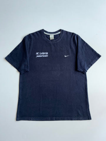 Vintage Y2K Nike HC Leipzig Juniorteam Navy Tee – (L)