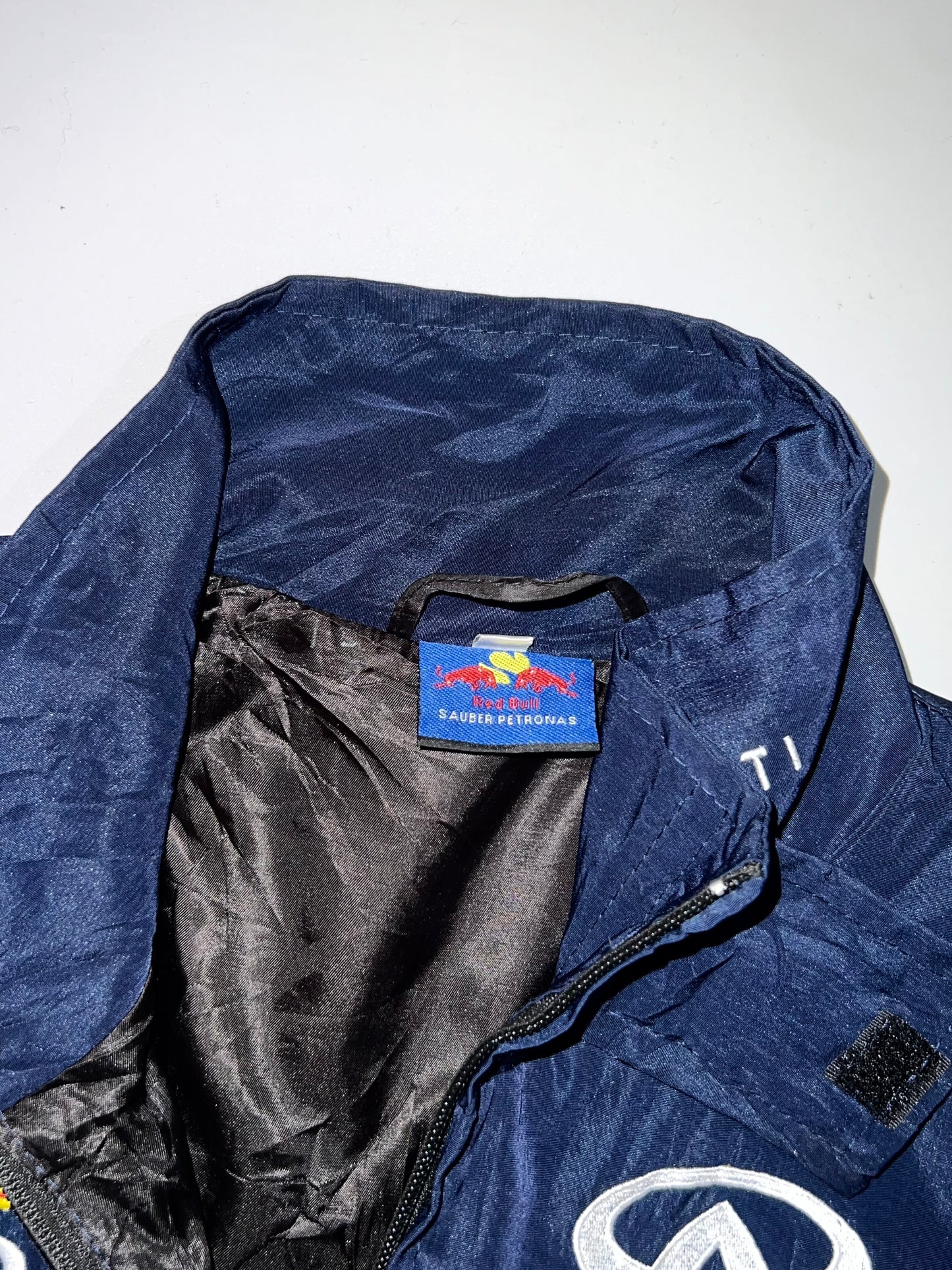 !                                                                                                                                                                                                Vintage Redbull F1 Infinity Racing Jacket (RARE FIND) (XL/2XL)
