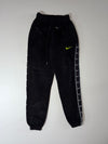 Nike Swoosh Repeat Logo Side Stripe Fleece Joggers – Black (W:22) (L:38)