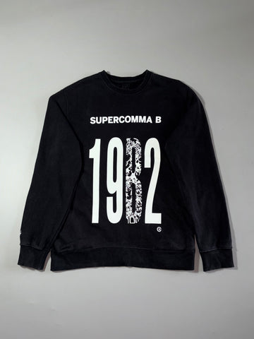 Supercomma B Black "1982" Graphic Crewneck Sweatshirt (S)