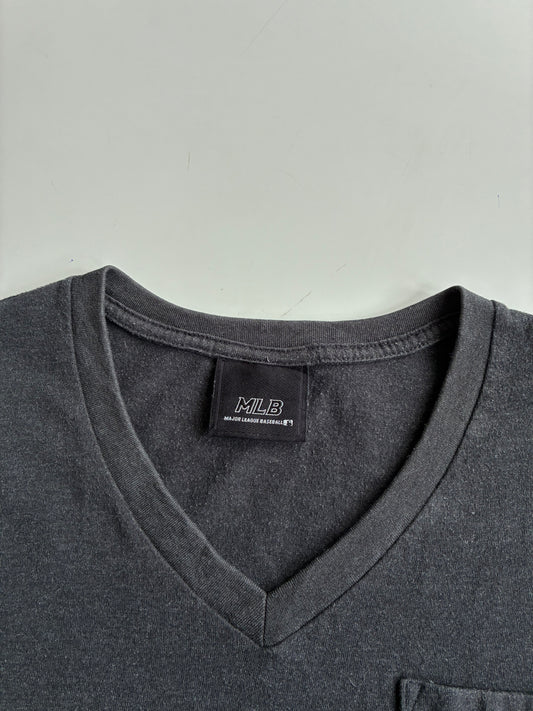 MLB New York Yankees V-Neck Pocket Tee – Tonal Embroidered Logo(L/XL)