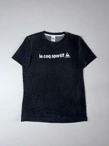 Le Coq Sportif Spellout Tee – Charcoal heather, front logo print (M)
