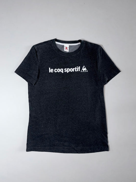 Le Coq Sportif Spellout Tee – Charcoal heather, front logo print (M)