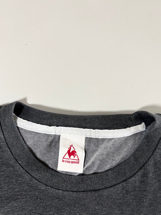 Le Coq Sportif Spellout Tee – Charcoal heather, front logo print (M)