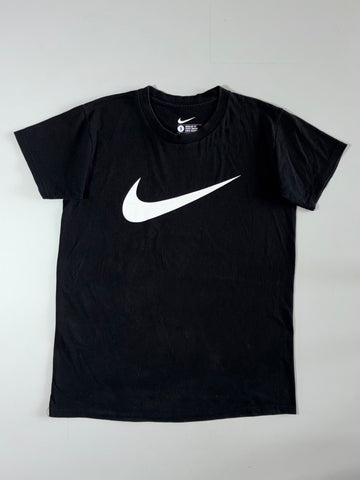 Nike Swoosh Graphic T-Shirt – Black (M)