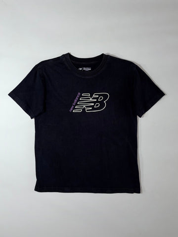 New Balance Black Tee Outline Logo Print, Kids 150 (XS)