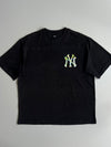 MLB New York Yankees Holographic Logo Tee – Black, Oversized(L)