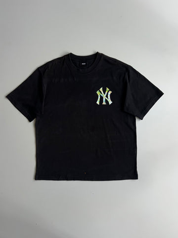 MLB New York Yankees Holographic Logo Tee – Black, Oversized(L)